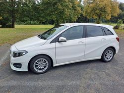Weiß Gebraucht 2015 Mercedes B180 Style Van / Kleinbus | 15.200 € (Guter Preis)