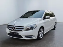 Weiß Gebraucht 2013 Mercedes B180 Van / Kleinbus | 9.890 € (Fairer Preis)