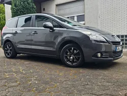 Grau Gebraucht 2011 Peugeot 5008 Family Van / Kleinbus | 5.399 € (Fairer Preis)