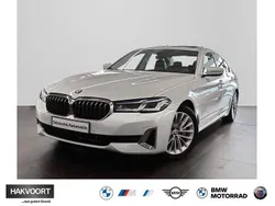 Mineralweiß metallic Gebraucht 2021 BMW 530 Luxury Line Limousine | 34.870 € (Fairer Preis)
