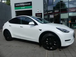 Sonderlackierung perlweiß Gebraucht 2024 Tesla Model Y Performance SUV | 40.800 € (Superpreis)