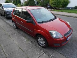 Rot Gebraucht 2007 Ford Fiesta Kleinwagen | 2.800 € (Etwas zu teuer)