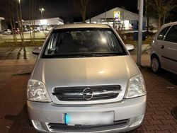 Grau Gebraucht 2005 Opel Meriva Van / Kleinbus | 3.250 € (Etwas zu teuer)
