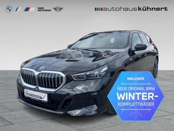 Black sapphire metallic Gebraucht 2024 BMW 520 M Sport Kombi | 54.885 € (Fairer Preis)