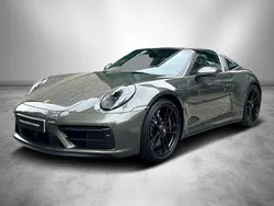Aventuringrünmetallic Gebraucht 2023 Porsche 992 Cabrio | 179.900 € (Teuer)