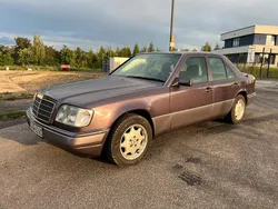 Violet Gebraucht 1993 Mercedes E220 Limousine | 14.999 €