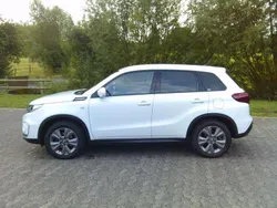 Weiß Gebraucht 2023 Suzuki Vitara Comfort SUV | 22.300 € (Etwas zu teuer)