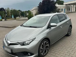 Grau Gebraucht 2015 Toyota Auris Limousine | 9.999 €
