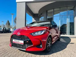 Rot metallic Gebraucht 2024 Toyota Yaris Hybrid Sport Limousine | 27.499 € (Guter Preis)