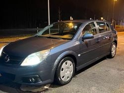 Grau Gebraucht 2005 Opel Signum Kleinwagen | 2.300 € (Etwas zu teuer)