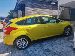 Gelb Gebraucht 2011 Ford Focus Titanium Limousine | 4.600 € (Fairer Preis)