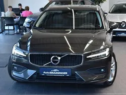 Grau Gebraucht 2019 Volvo V60 Momentum Kombi | 18.550 € (Fairer Preis)