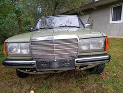 Grün Gebraucht 2025 Mercedes 240 Limousine | 3.000 €