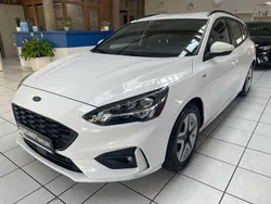 Weiß Gebraucht 2021 Ford Focus ST-Line X Limousine | 20.900 € (Fairer Preis)
