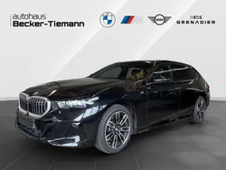 Saphirschwarz Gebraucht 2024 BMW 520 M Sport Kombi | 53.407 € (Superpreis)