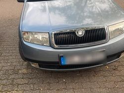 Grau Gebraucht 2002 Skoda Fabia Kleinwagen | 1.500 €