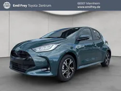 Grün Neu 2025 Toyota Yaris Hybrid Comfort Limousine | 27.990 € (Etwas zu teuer)