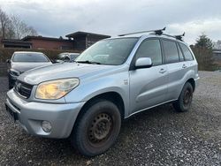 Silber Gebraucht 2004 Toyota RAV4 Basis Van / Kleinbus | 1.999 € (Superpreis)