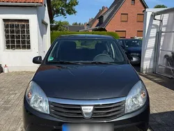 Grau Gebraucht 2009 Dacia Sandero Kleinwagen | 1.600 € (Fairer Preis)