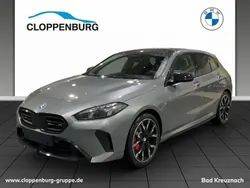 Skyscraper grau Neu 2025 BMW M135 M Sport Kleinwagen | 56.590 € (Fairer Preis)