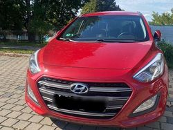 Rot Gebraucht 2017 Hyundai i30 Passion Kombi | 12.700 € (Etwas zu teuer)