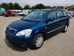 Blau Gebraucht 2003 Toyota Avensis Verso Van / Kleinbus | 1.900 €