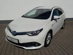 Schneeweiß Gebraucht 2016 Toyota Auris Hybrid Plus | 13.490 € (Fairer Preis)