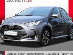 Grau Gebraucht 2022 Toyota Yaris Hybrid Team Limousine | 19.679 € (Fairer Preis)