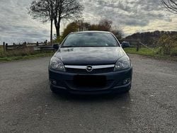 Grau Gebraucht 2009 Opel Astra GTC Sport Limousine | 2.100 €