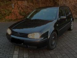 Schwarz Gebraucht 2001 VW Golf IV Kleinwagen | 2.500 €
