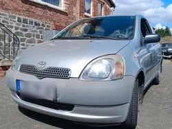 Grau Gebraucht 2001 Toyota Yaris Kleinwagen | 1.800 €