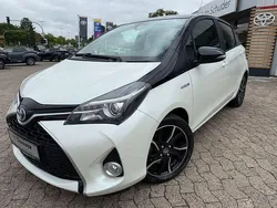 Montblancweiß perleffekt / mysticschwarz mica Gebraucht 2016 Toyota Yaris Hybrid Plus Kleinwagen | 13.990 € (Guter Preis)