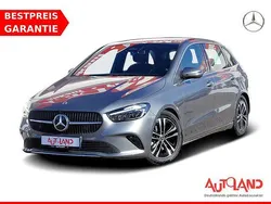 Grau Gebraucht 2023 Mercedes B180 Van / Kleinbus | 29.490 € (Fairer Preis)