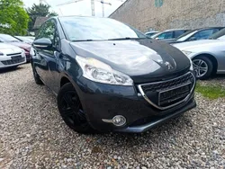 Grau Gebraucht 2013 Peugeot 208 Active Kleinwagen | 2.950 € (Guter Preis)