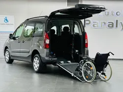 Grau Gebraucht 2018 Peugeot Partner Tepee Active Van / Kleinbus | 20.950 €