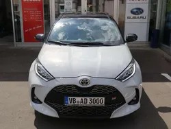 Ash grey metallic / black mica Gebraucht 2023 Toyota Yaris Sport Kleinwagen | 24.950 €