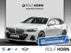 Mineralweiß metallic Gebraucht 2024 BMW 520 M Sport Kombi | 52.950 € (Superpreis)