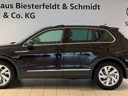 Deep black perleffekt (metallic) Gebraucht 2022 VW Tiguan Elegance SUV | 26.490 € (Fairer Preis)