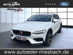 Crystal white (weiß) Gebraucht 2022 Volvo V60 CC Pro Kombi | 35.690 € (Fairer Preis)