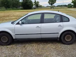 Grau Gebraucht 1999 VW Passat Basis Limousine | 2.200 € (Etwas zu teuer)