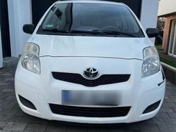 Weiß Gebraucht 2009 Toyota Yaris Limousine | 2.000 € (Guter Preis)