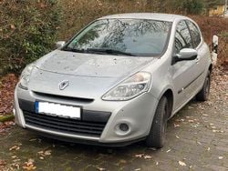 Grau Gebraucht 2010 Renault Clio II Limousine | 3.999 € (Fairer Preis)