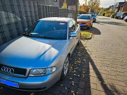 Grau Gebraucht 1999 Audi A4 Limousine | 899 € (Guter Preis)