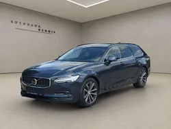 Blau Gebraucht 2022 Volvo V90 Momentum Kombi | 29.500 €