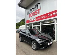 Black sapphire metallic (metallic) Gebraucht 2019 BMW X1 Sport Line SUV | 26.990 € (Etwas zu teuer)