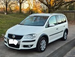 Weiß Gebraucht 2009 VW Touran Cross Van / Kleinbus | 4.975 € (Fairer Preis)