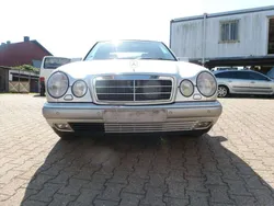 Silber Gebraucht 1999 Mercedes E240 Elegance Limousine | 2.700 € (Fairer Preis)