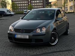 Grün Gebraucht 2004 VW Golf V Kleinwagen | 2.199 € (Fairer Preis)
