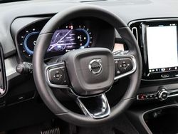 Weiß Gebraucht 2023 Volvo XC40 Plus SUV | 40.140 € (Etwas zu teuer)