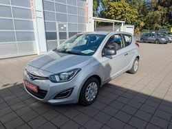 Silber Gebraucht 2015 Hyundai i20 Edition Kleinwagen | 7.950 € (Teuer)
